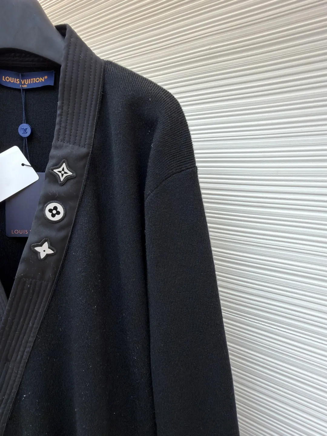 LOUIS VUITTON x Nigo mixed decorative cardigan V-neck knitted cardigan ●Original version: purchased and developed by 17810 ●Item number: 1681712-B45 ●Fabric: wool fabric ●Technology: knitted production ●Color: black ●Version: fitted version ●Weight: about 825 grams ●Size: S-M-L-XL ●Description: This LOUIS VUITTON knitted cardigan adopts a loose fit design, which is comfortable to wear and full of fashion. The fabric is made of high-quality wool blend material, which has a soft and delicate feel, good warmth retention and breathability. Ready-to-wear garments are made using precision cutting techniques to ensure the overall shape is three-dimensional and crisp. The decorative belt on the chest uses leather splicing technology and is matched with exquisite metal buttons, which not only increases the sense of design, but also adds a fashionable touch to the overall look. The details of the collar and cuffs are exquisite, the overall wiring is neat, and the stitching is fine and firm. Whether it is daily wear or formal occasions, it can be easily controlled, perfectly interpreting the luxury and elegance of the LOUIS VUITTON brand. The overall wiring is straight and delicate, the fabric is comfortable and soft, and the color is consistent without color difference. It can be matched with the same style to create a fashionable look and control various occasions. Customized accessories, complete with three standards, same style for men and women!